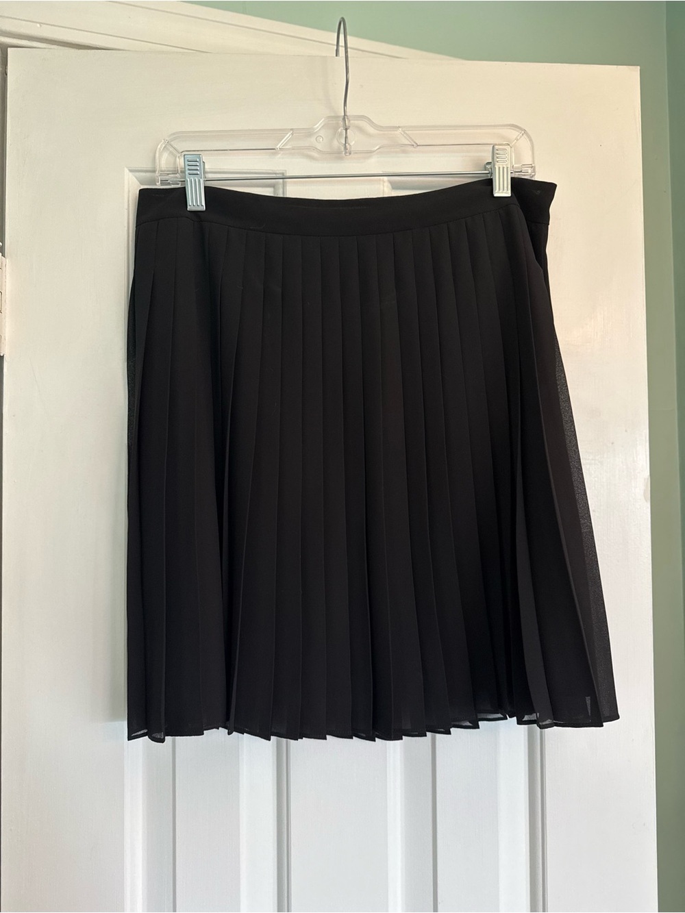 NWOT - Loft - Black Pleated Skirt - Above Knee - Size 8